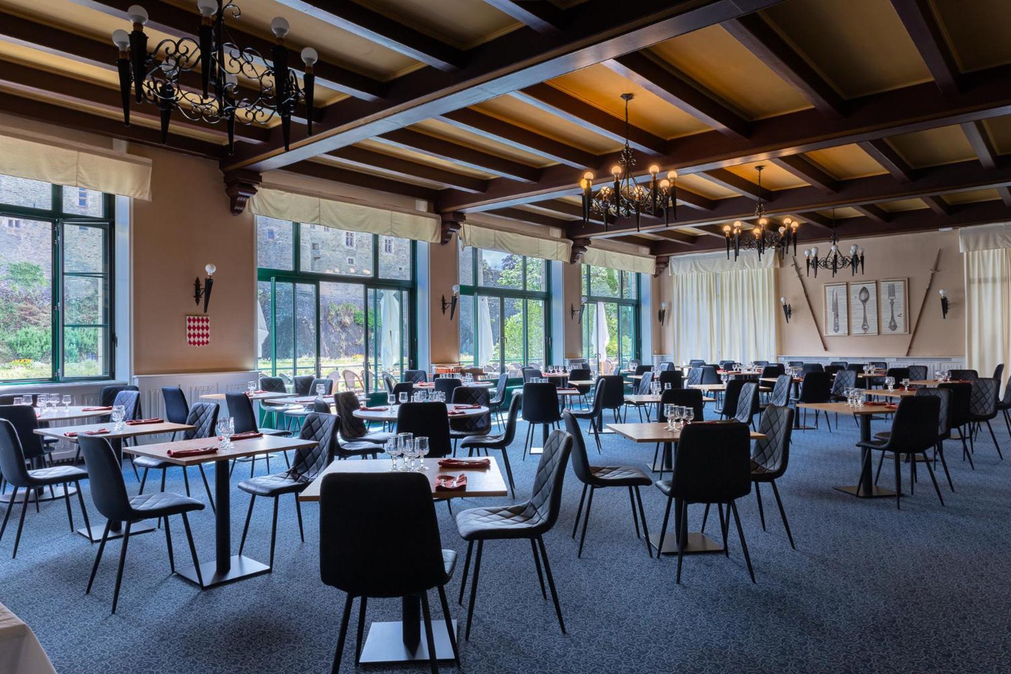 Hotel Restaurant Du Chateau Жослен Экстерьер фото